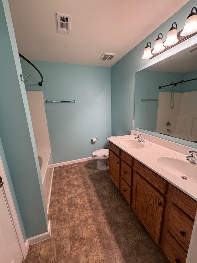 Building Photo - 4 bedroom 2.5 bathroom in Bellevue's Avondale Park neighborhood.  All bedrooms upstairs, open con...