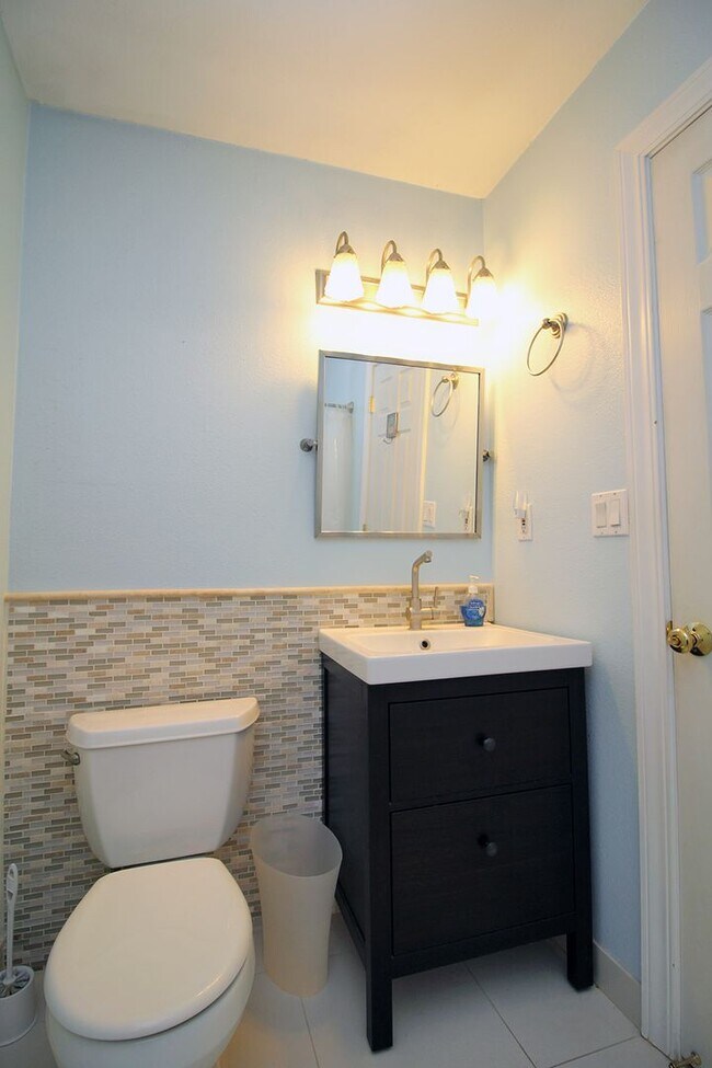 Building Photo - Gorgeous, Remodeled 3 Bed/2 Bath Mid-Century Ranch on Huge Lot – Lake Oswego!