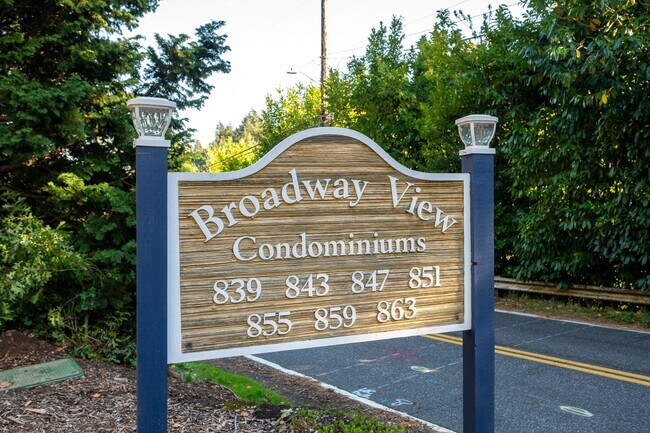 Building Photo - CONDO W/ A VIEW!!! CLOSE TO OHSU,PSU and M...