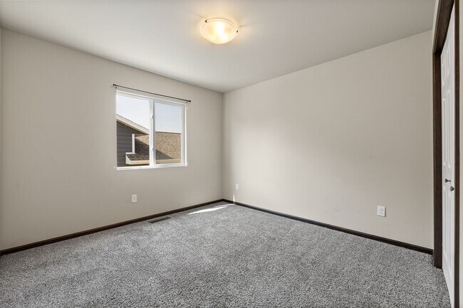 Building Photo - 4 BED | 2 BATH | DOUBLE GARAGE | RAPID VALLEY