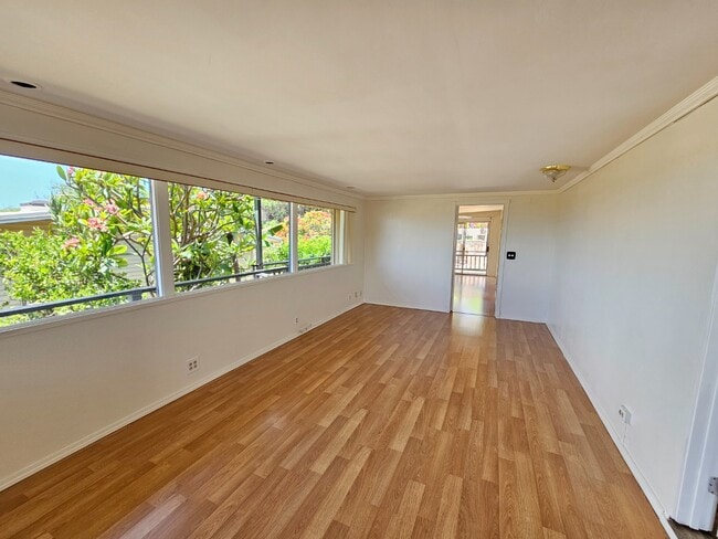 Building Photo - 1 bedroom 1 bath Apartment. NO parking. Upstairs unit.