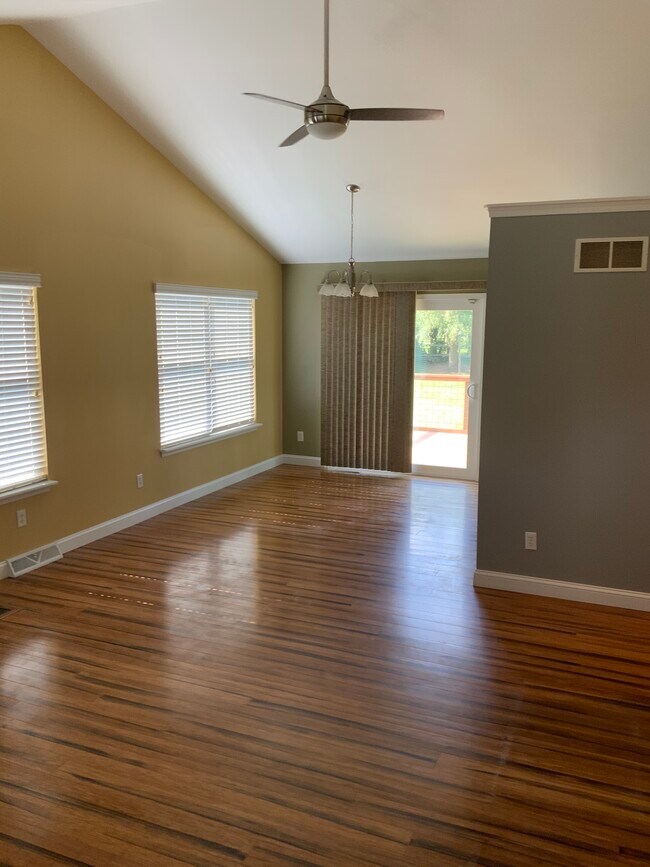 Dining area - 996 Tamara Dr