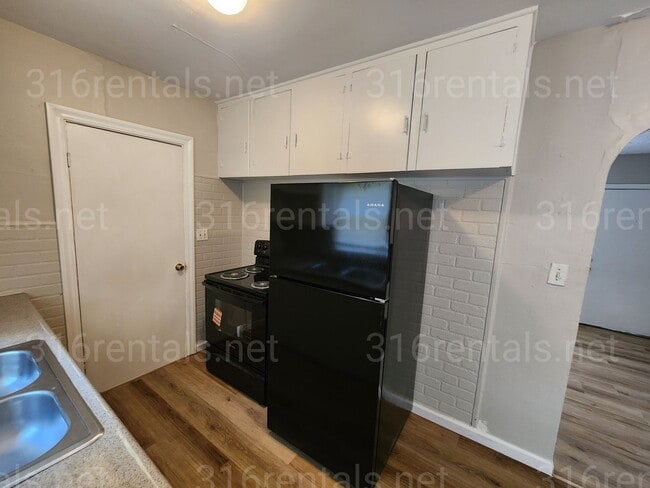 Building Photo - $995 - 3 bedroom / 1 bathroom - Single Fam...