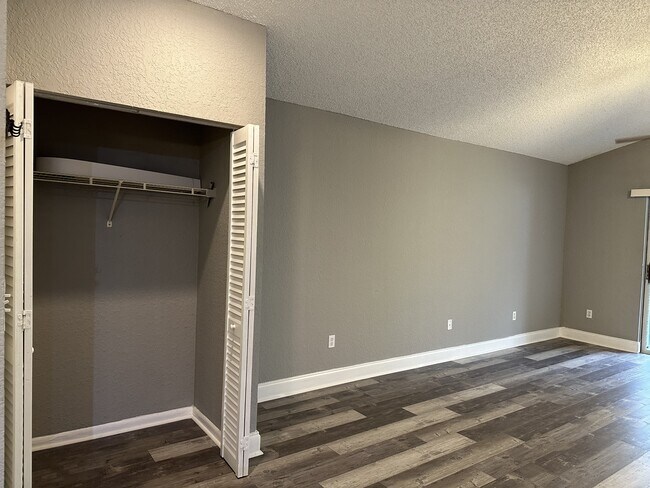 Building Photo - 2871 N Oakland Forest Dr