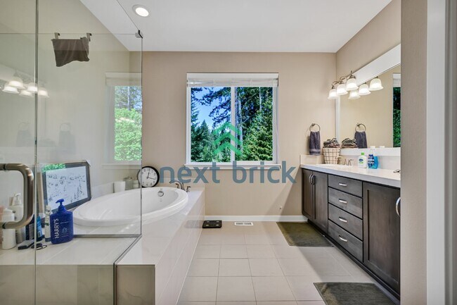 Building Photo - Discover Spacious Comfort: Stunning 5-Bedroom Home with 3.5 Baths in Snoqualmie!