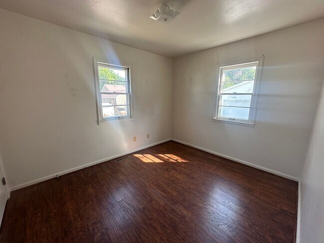 Building Photo - Two bedroom, One bathroom, Pet Friendly Ho...
