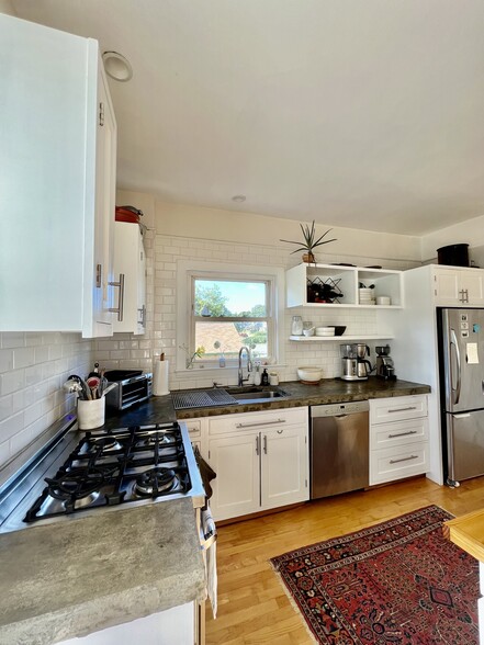 Building Photo - 427 Preble St