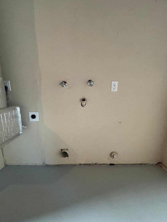 Building Photo - 3 Bedroom, 2 Bathroom Family Home