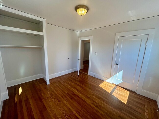 Building Photo - 710 Grove Way