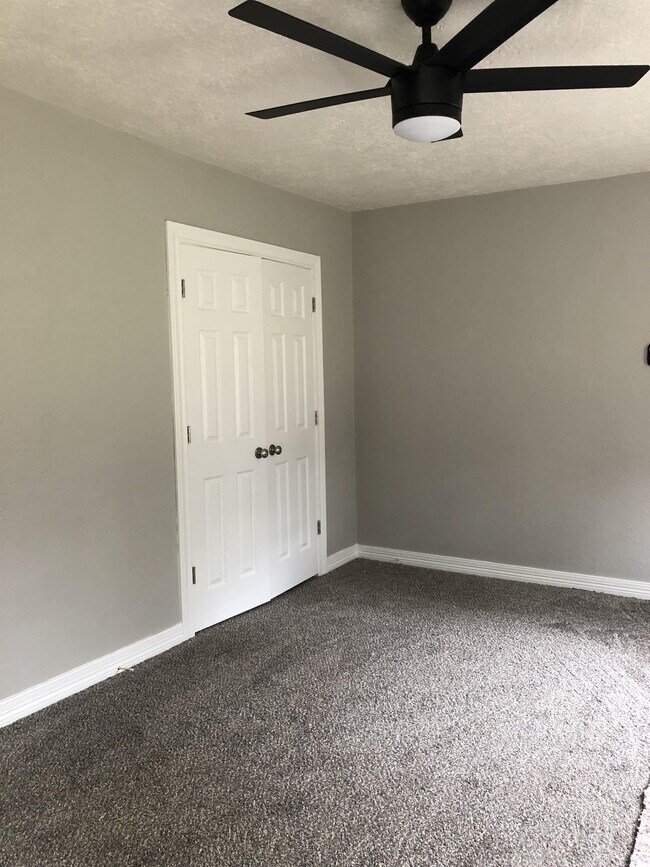 Building Photo - 590 Parks St