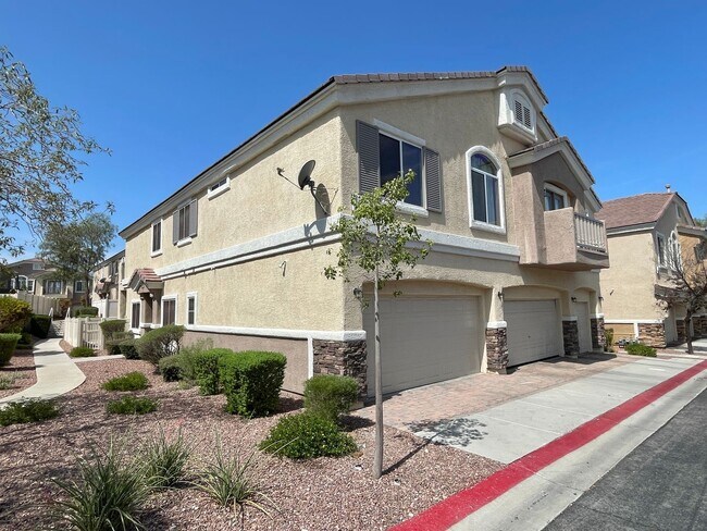 Building Photo - Great Spacious 3 bedroom Townhome Available!