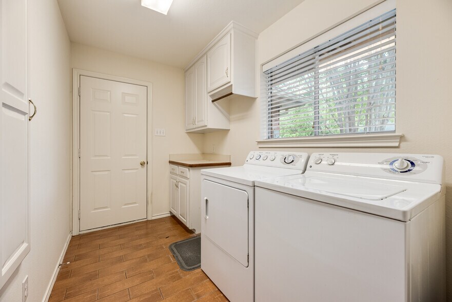 Building Photo - 8911 Hickory Hill Dr