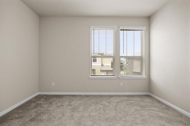 Building Photo - 1020 Vista View Dr