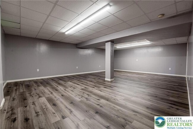Building Photo - 337 E Kleinhans St