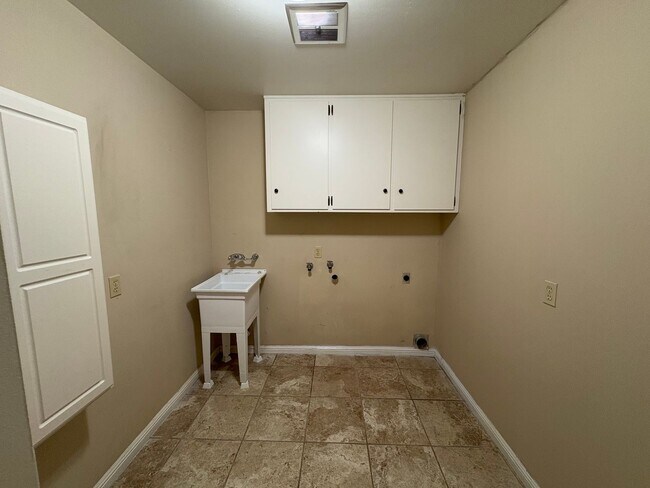 Building Photo - NW Visalia Home Near Country Club coming soon!