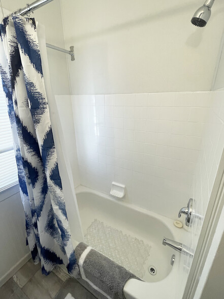 Tub-shower - 514 Center St