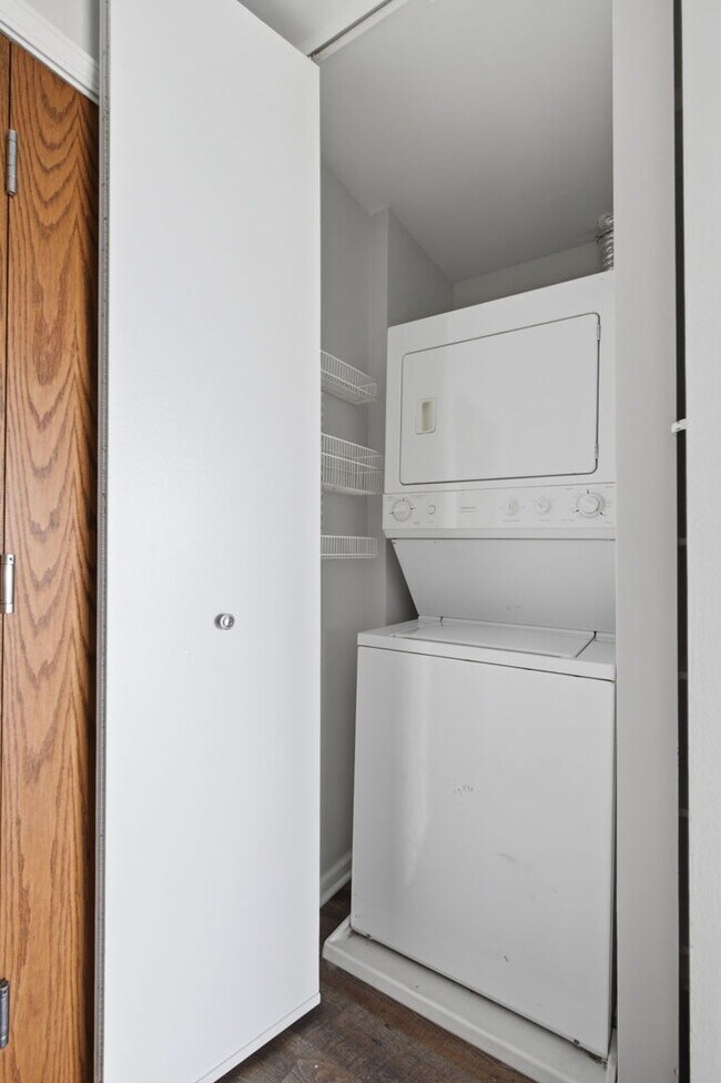 Building Photo - 5950 Oakwood Dr