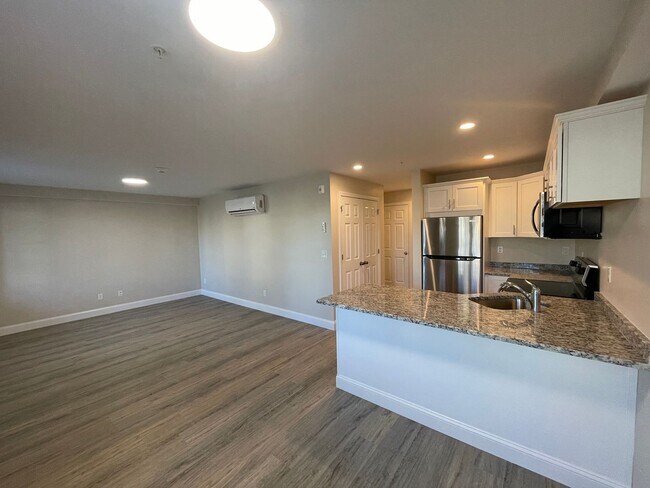 Building Photo - 129 Kenoza Ave