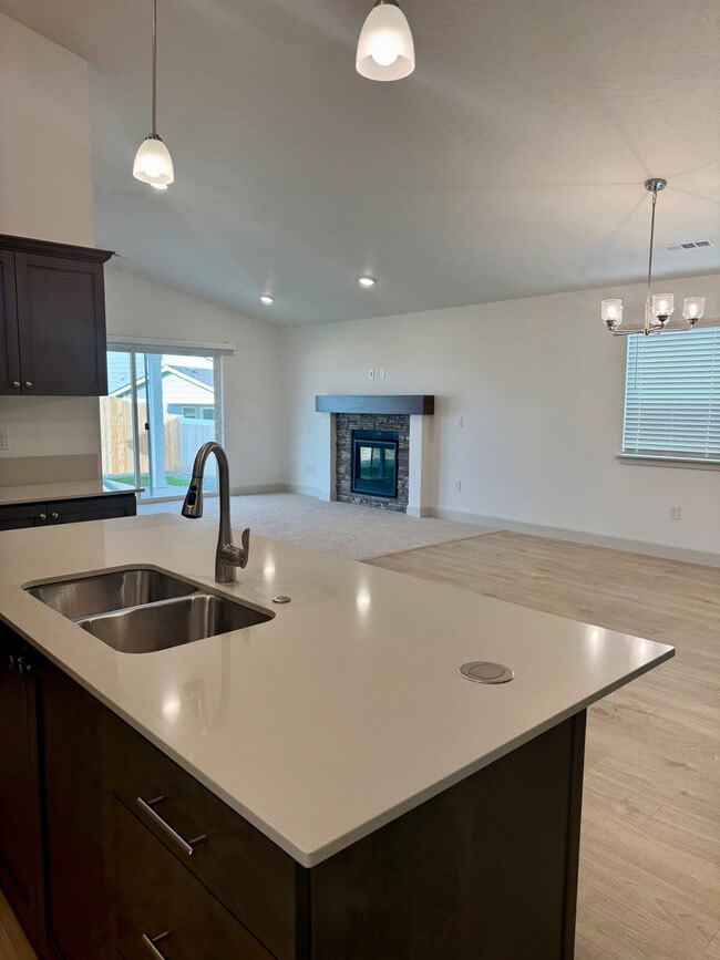 Building Photo - 385 Taft St