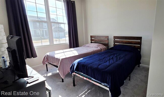 Building Photo - 2720 Tulip Wy