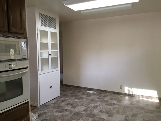 Building Photo - 62 Young Dr