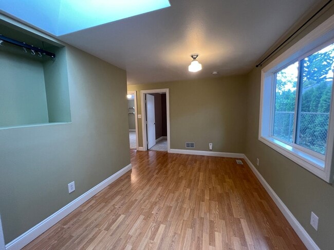 Building Photo - 3 Bedroom Home on Quiet Street with Lots o...