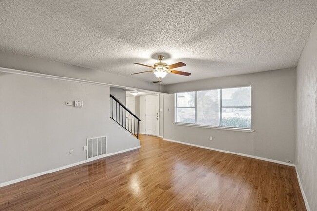 Building Photo - SPACIOUS UPDATED TOWNHOME - 1440SF