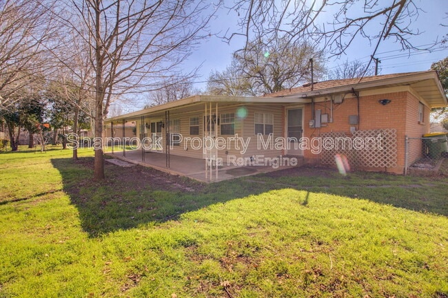 Building Photo - 315 Estates Dr
