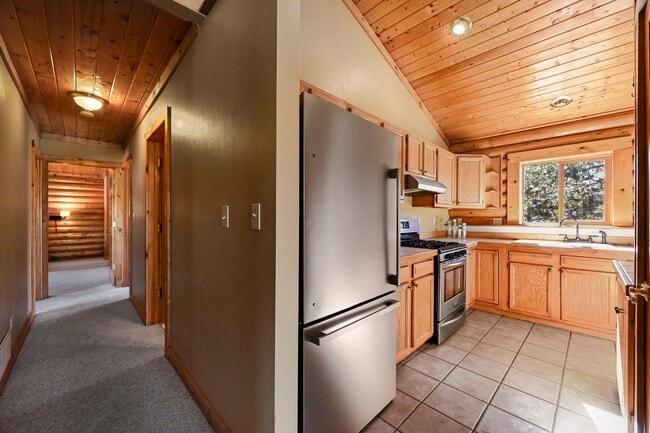 Building Photo - 3 bed 2 Bath Log Home on 2 Acres in Florissant