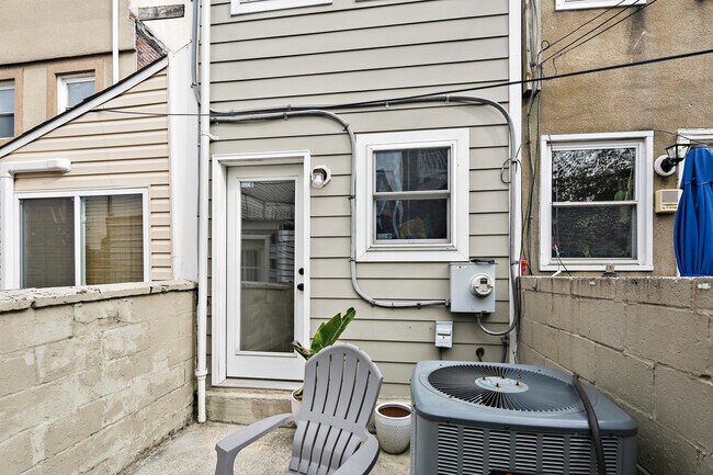 Building Photo - 614 S Port St