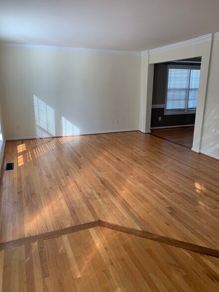 living room - 5420 Phillipsburg Dr