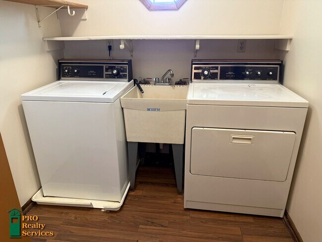Building Photo - 3 Bedroom Home **Half off August Rent with...