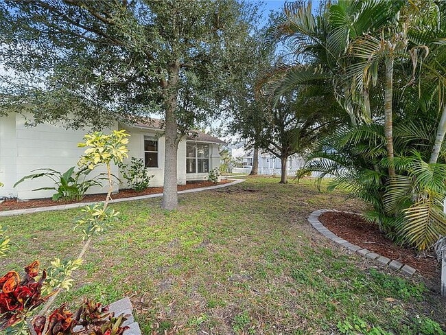 Building Photo - "Charming 3-Bed Oasis in Tampa with 2 Full Baths & 1650 Sq Ft of Comfort!"