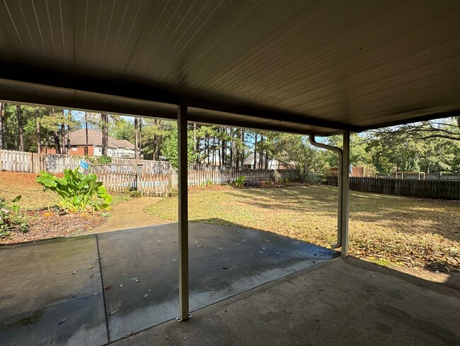 Building Photo - Deatsville Home with Pool and Large Garage