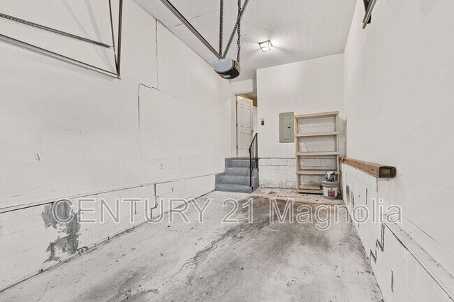 Building Photo - 2519 Carriage Creek