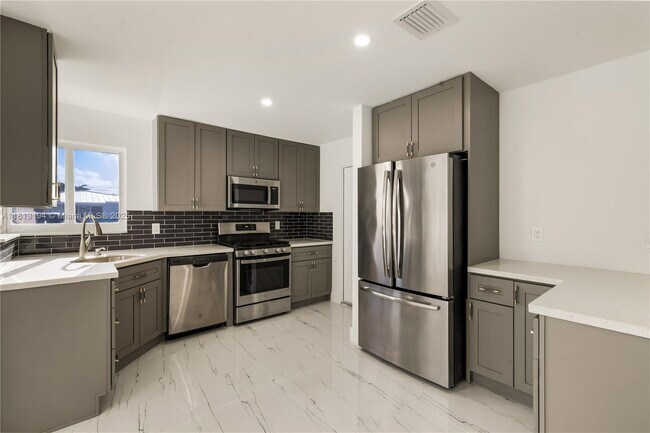 Building Photo - 2111 N 14th Ct