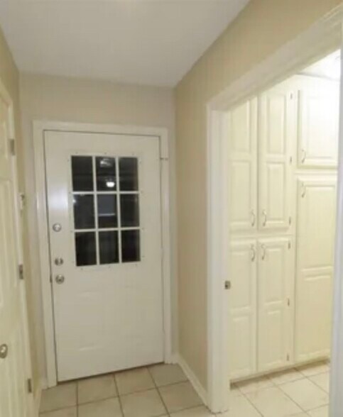 Building Photo - 3319 Lexington Dr