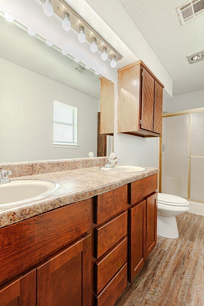 Building Photo - 3 Bed 2 Bath in OKC!