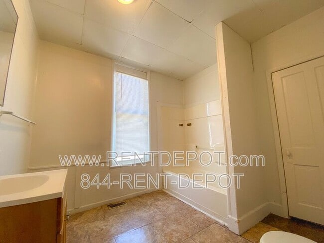 Building Photo - 412 E Riverside Dr
