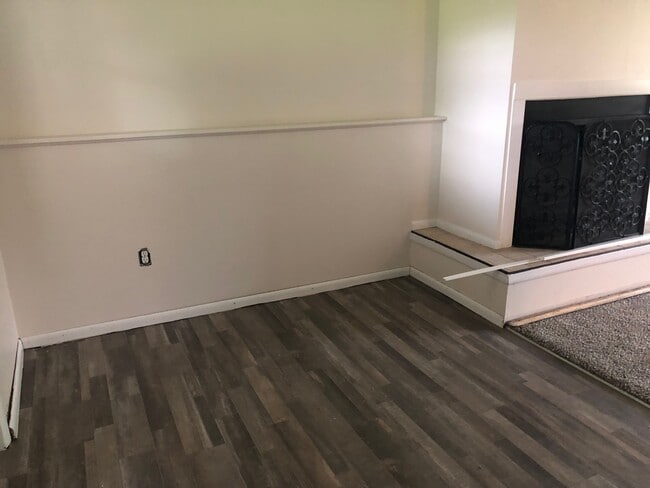 Building Photo - 3 Bedroom, 1 Bathroom Unit in Duplex for Rent