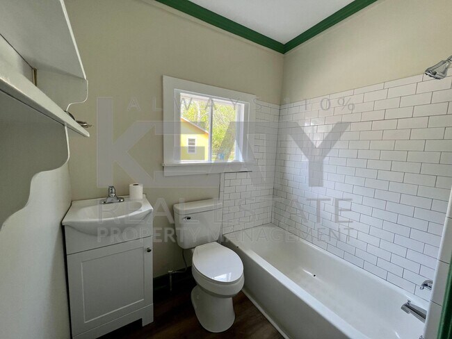 Building Photo - 2 Bedroom, 1 Bathroom House in Freetown!