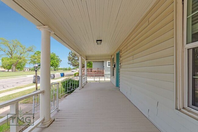Building Photo - Completely Updated 2 Bed/2 Bath! Move in S...