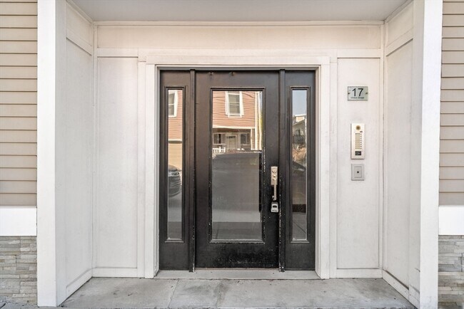 Building Photo - 17 Vinton St