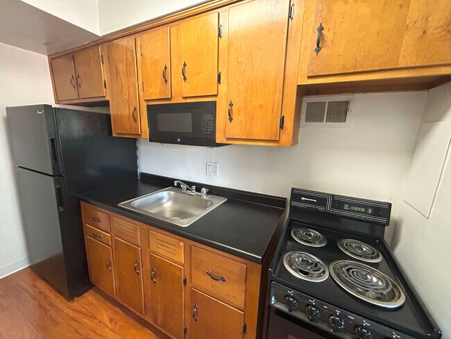 33 - Whitney Avenue Apartments