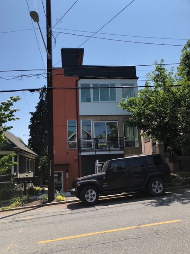 Building Photo - Gorgeous Townhome in Sunny Judkins Park-2515A E. Yesler - $3000