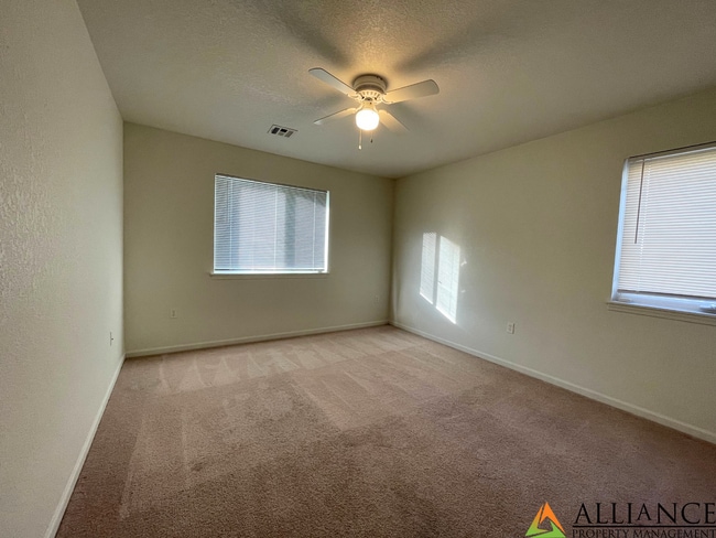 Building Photo - West Side Townhome!