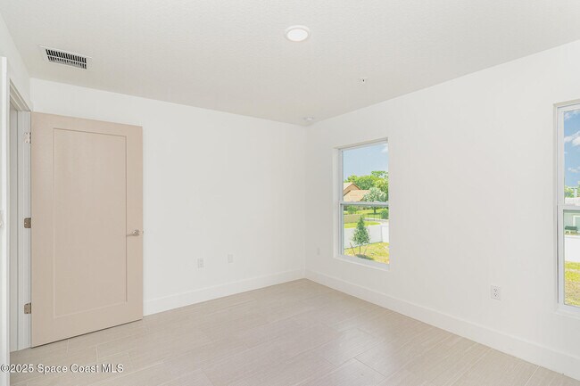 Building Photo - 1605 Par St NE