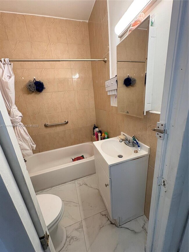 Building Photo - 1560 NW 25th Ave