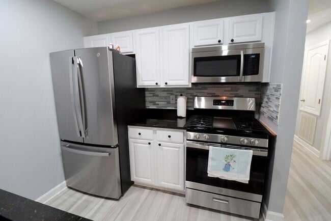 Building Photo - Newly renovated first floor condo! 2 bedrooms