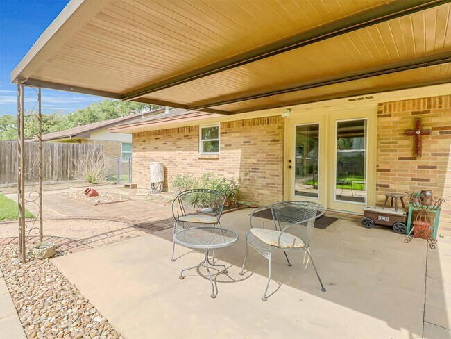 Building Photo - 805 Bluebonnet Ln